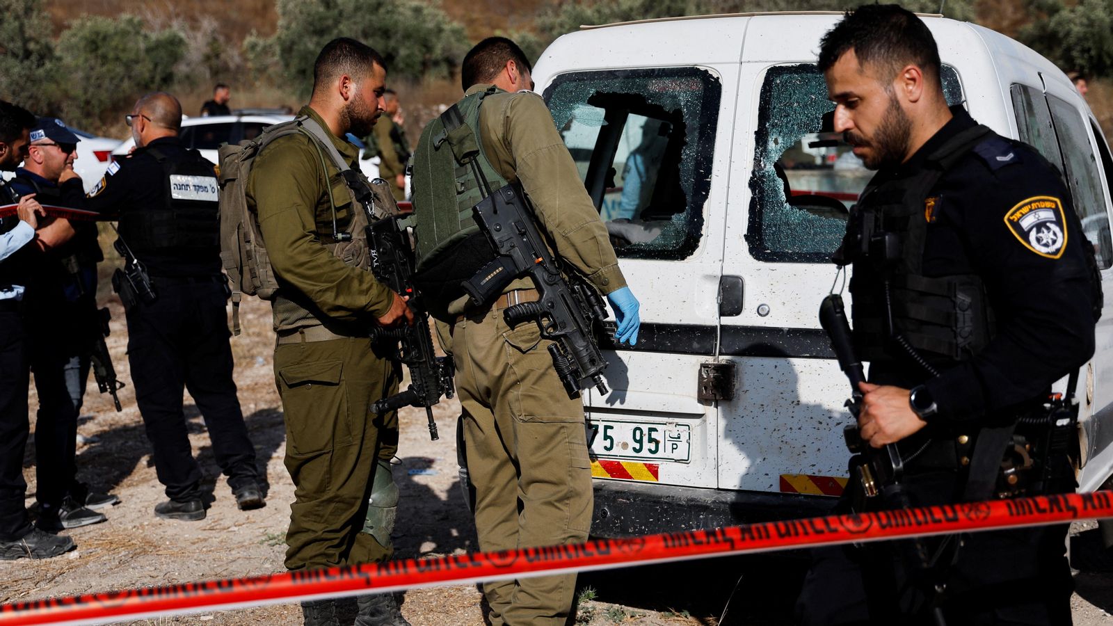 Les forces de seguretat israelianes inspeccionen el vehicle on viatjava el soldat tirotejat per un membre de Hamas