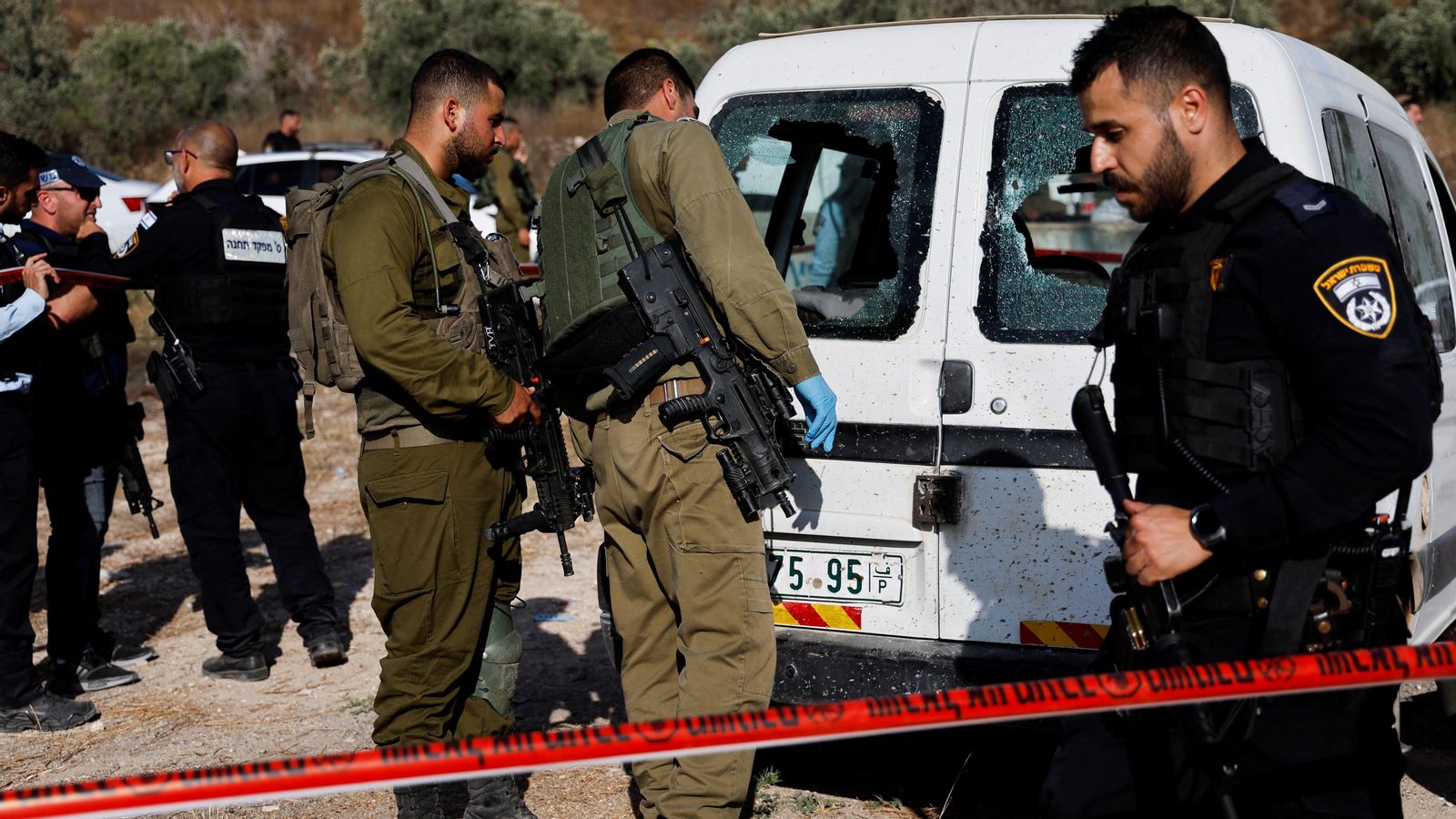 Les forces de seguretat israelianes inspeccionen el vehicle on viatjava el soldat tirotejat per un membre de Hamas