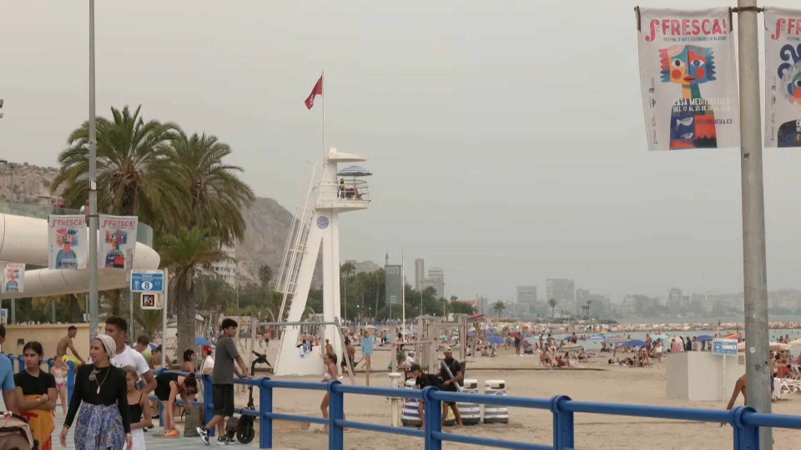 Bandera roja a la platja del Postiguet d'Alacant per risc d'esclafits tèrmics