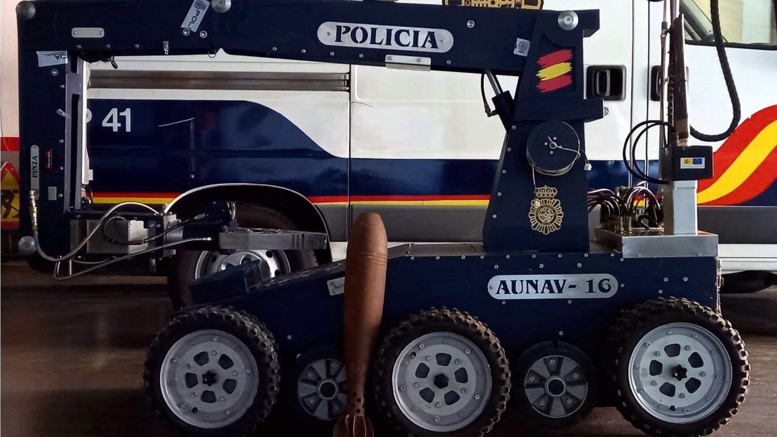 Vehicle dels TEDAX amb la granada de morter trobada a Alcoi