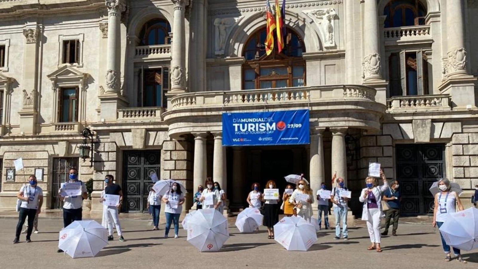 Guies turístics durant la concentració a la plaça de l'Ajuntament de València