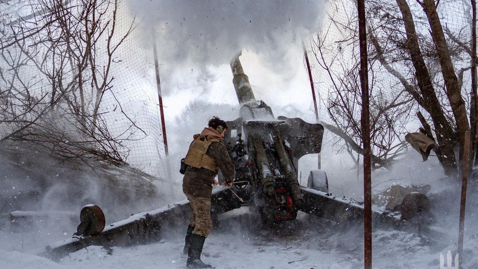 Un soldat ucraïnés dispara en un entorn nevat
