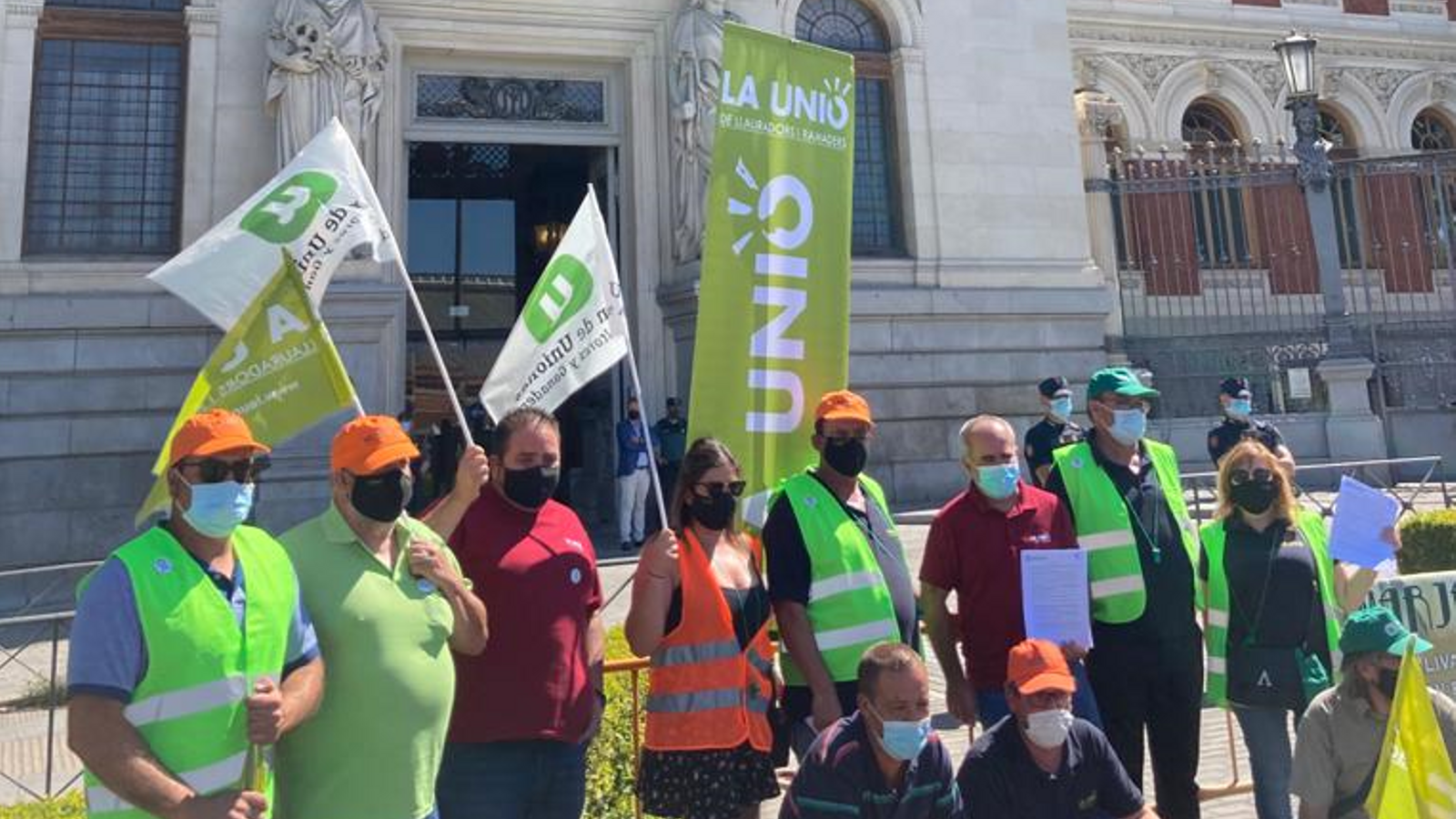 Llauradors valencians durant la seua protesta, aquest dimecres, davant el Ministeri d'Agricultura