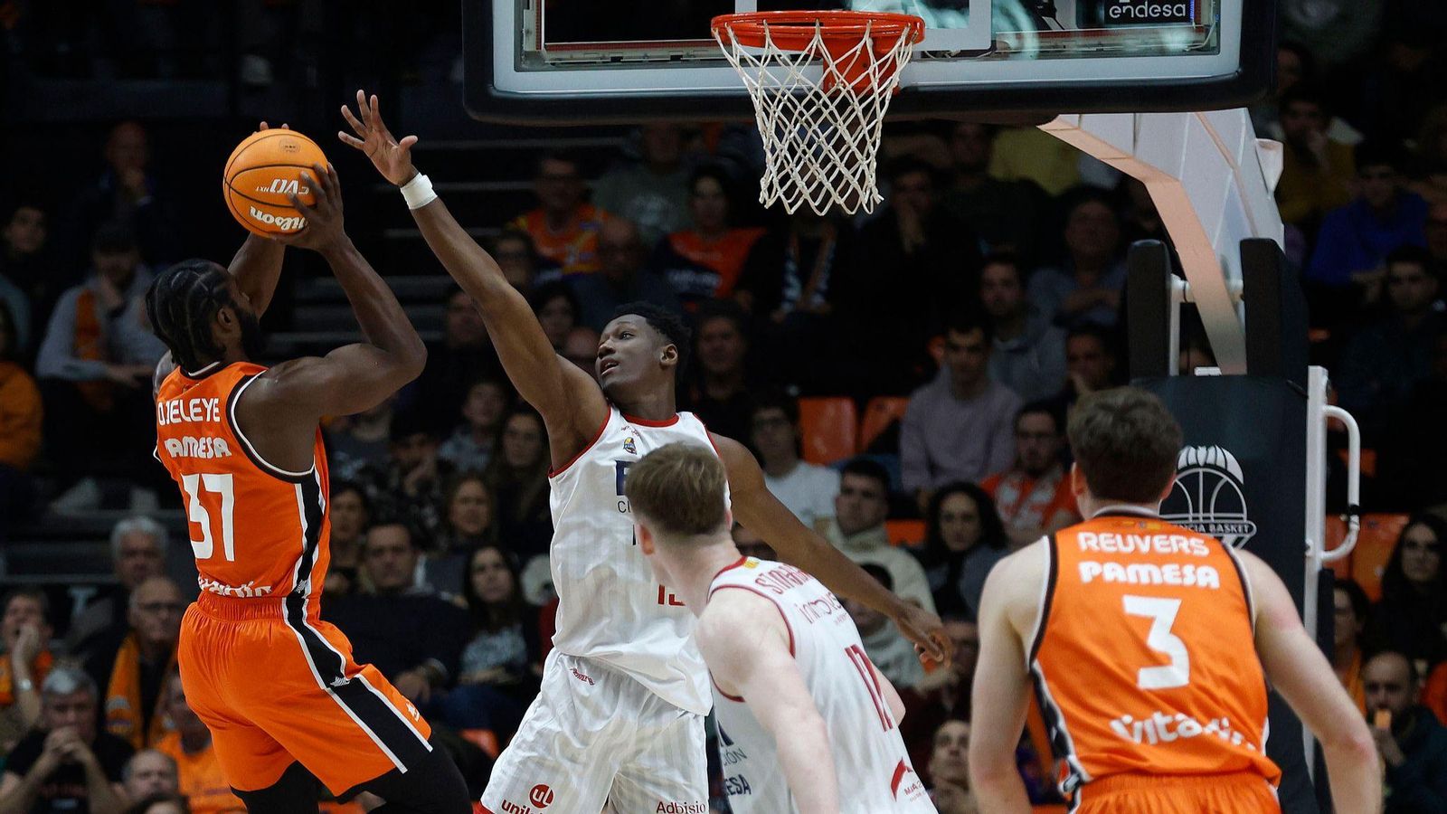 Ojeleye, en una entrada a cistella
