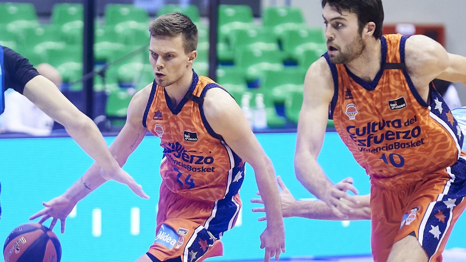 Martin Hermanssonn i Mike Tobey, durant un partit