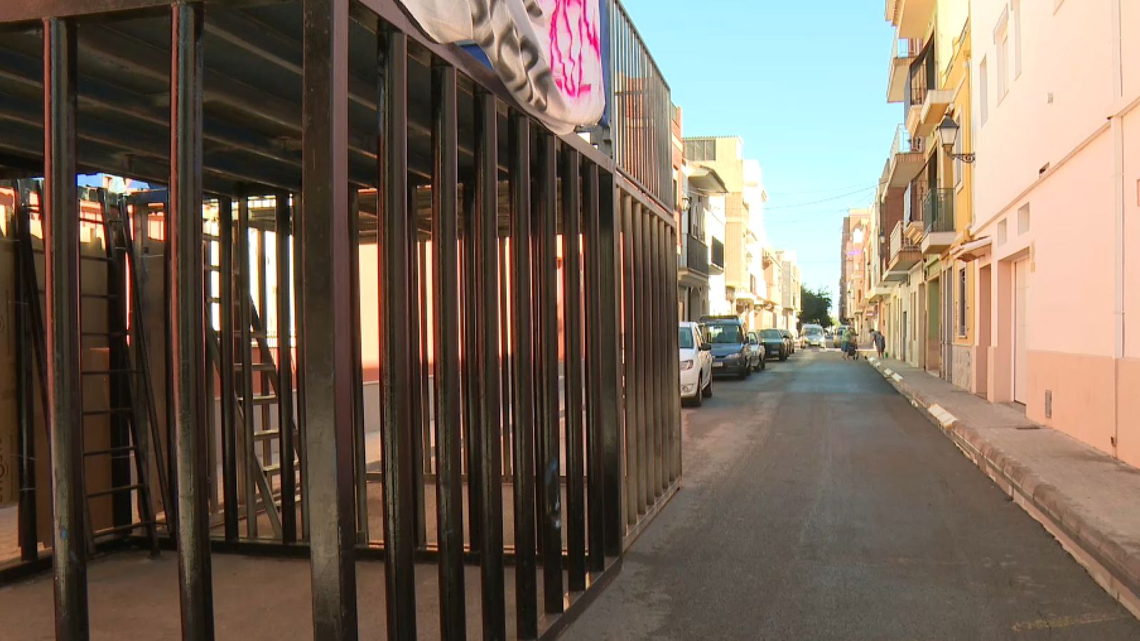 Un dels carrers de la Pobla de Farnals per on va discórrer el festeig taurí de dissabte, on va morir un home i un altre va resultar ferit