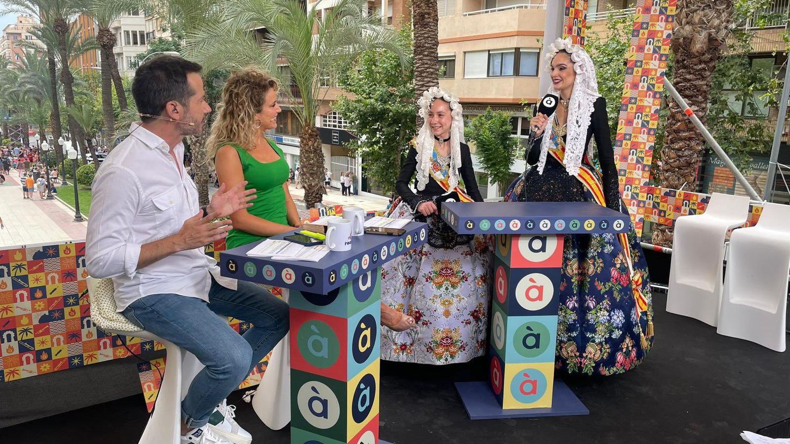 Belén Mora i Inés Llavador, les belleses del foc 2023, amb l'equip d'À Punt Mèdia