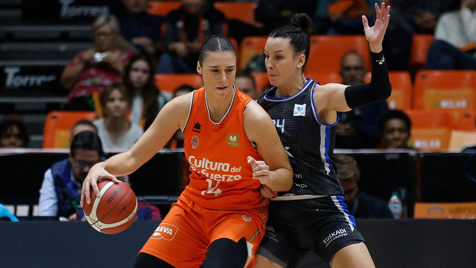 Raquel Carrera, en una acció del partit