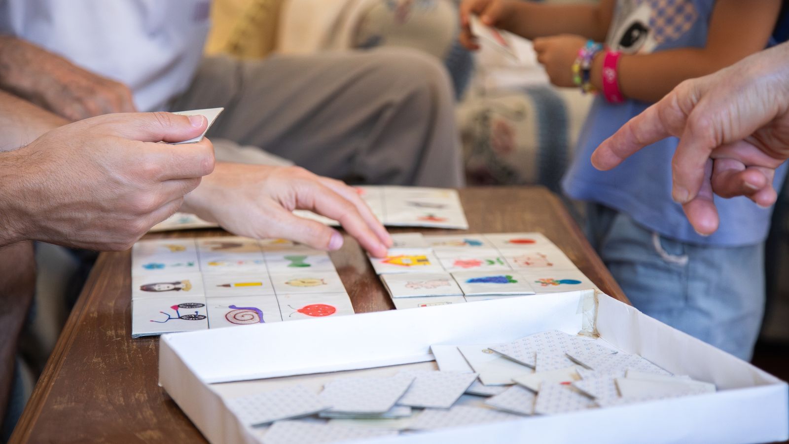 Un home major realitza activitats emmarcades dins de la teràpia ocupacional