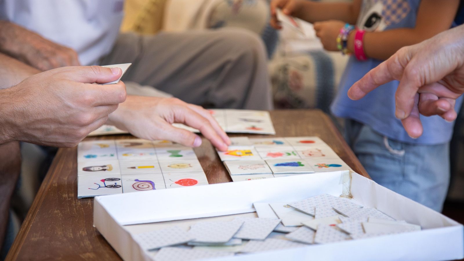 Un home major fa activitats emmarcades dins de la teràpia ocupacional Un home major realitza activitats emmarcades dins de la teràpia ocupacional