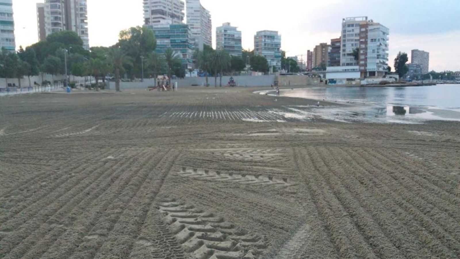 El servei de manteniment municipal ha treballat tota la nit perquè les platges d'Alacant recuperen la normalitat