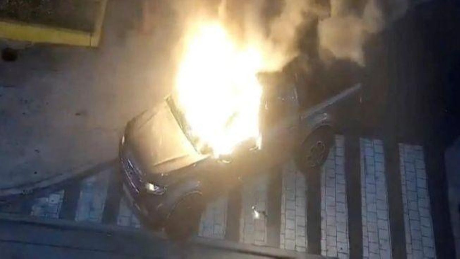 Moment en el qual explota un cotxe bomba enfront d'un edifici de la família del president, Daniel Noboa Moment en el qual explota un cotxe bomba enfront d'un edifici de la família de president, Daniel Noboa
