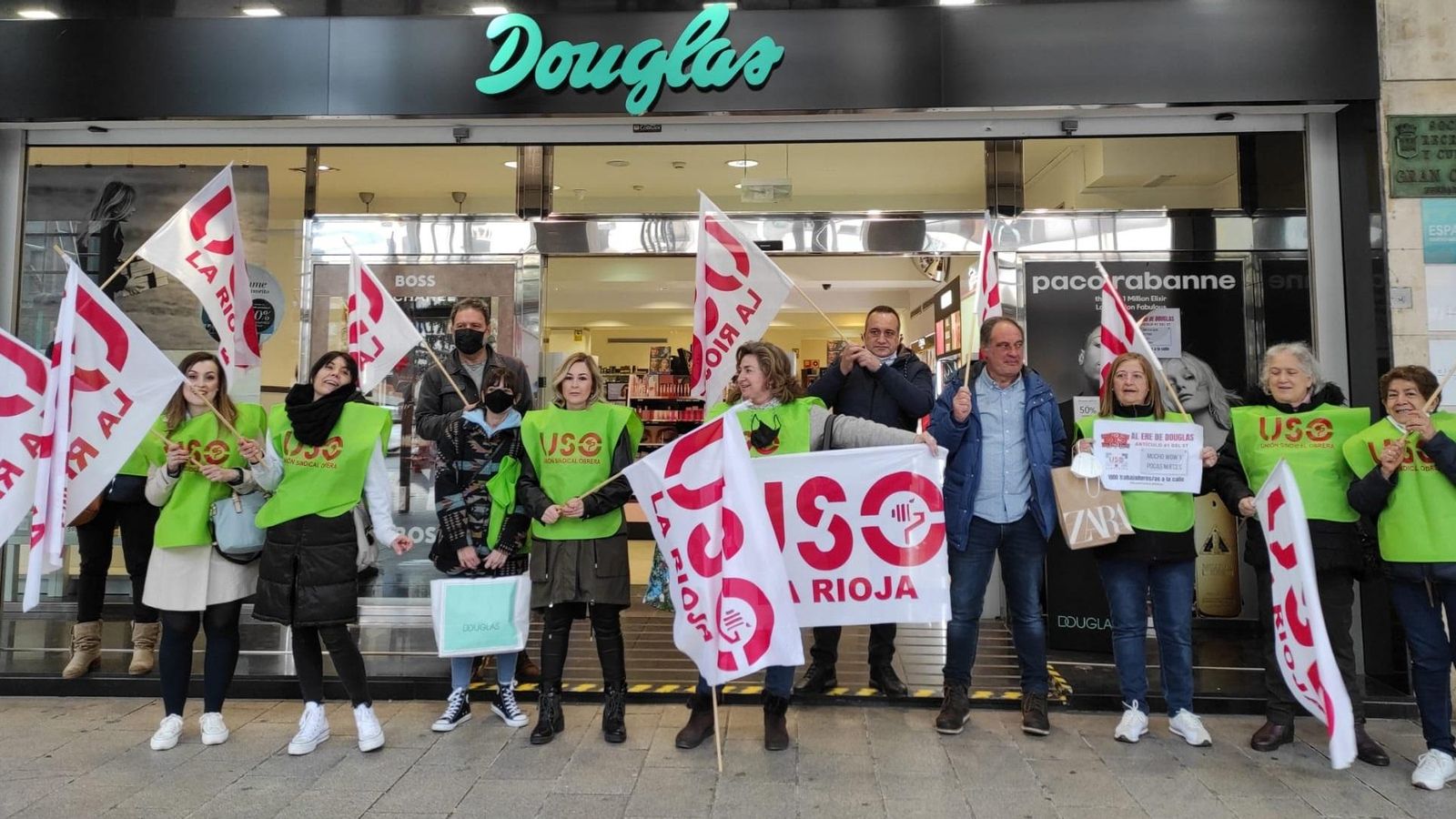 Treballadores de Douglas protesten per l'ERO que pretén l'empresa en una imatge d'arxiu