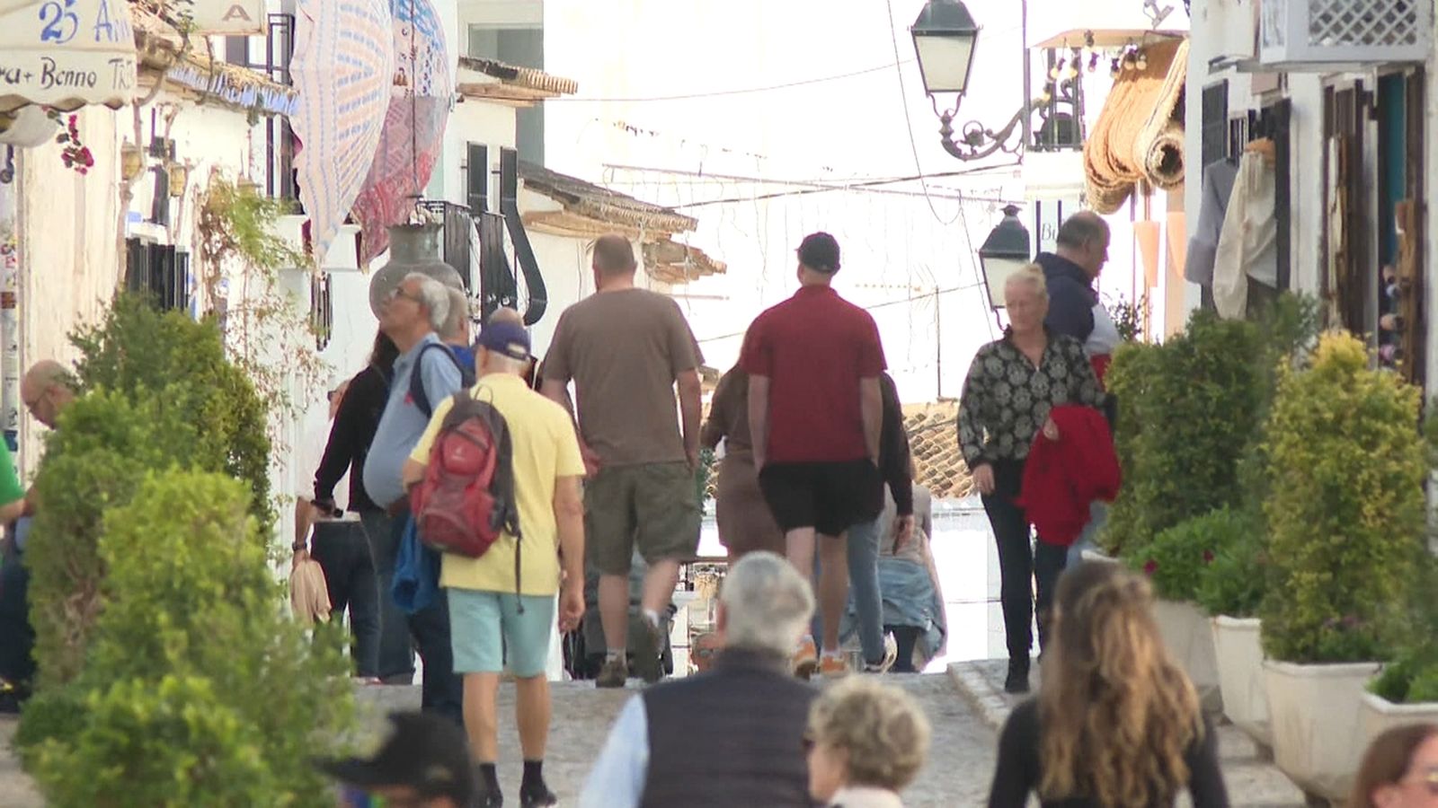 Desenes de turistes omplin els carrers d'Altea
