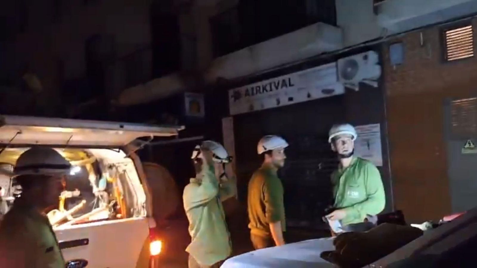 Operaris restableixen el subministre elèctric a Catarroja