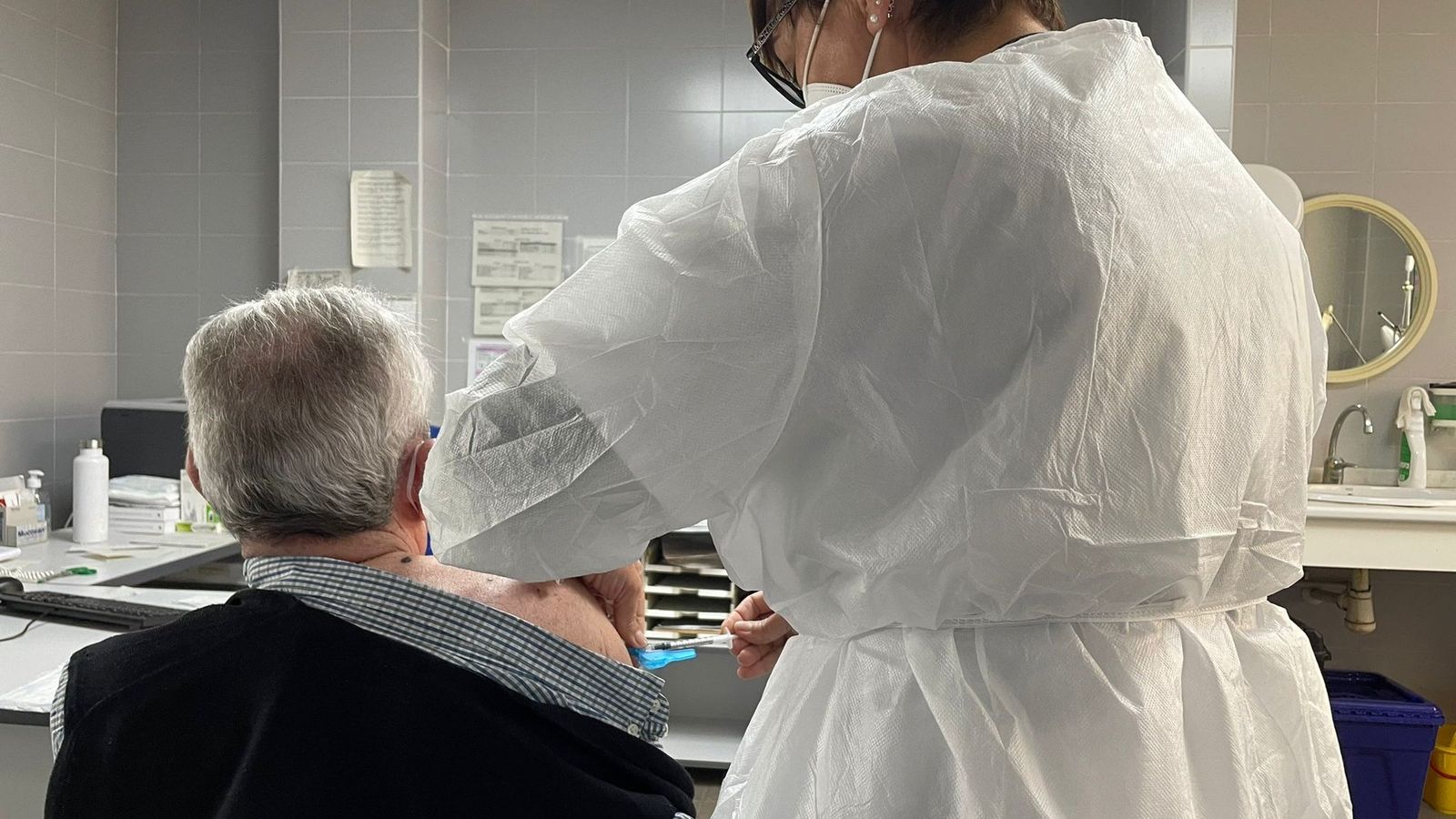 Un home rep la dosi de la vacuna contra la Covid-19