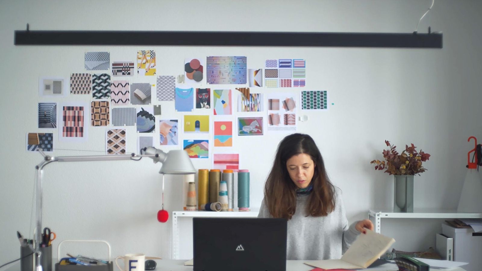 La dissenyadora Eli Gutiérrez al seu estudio