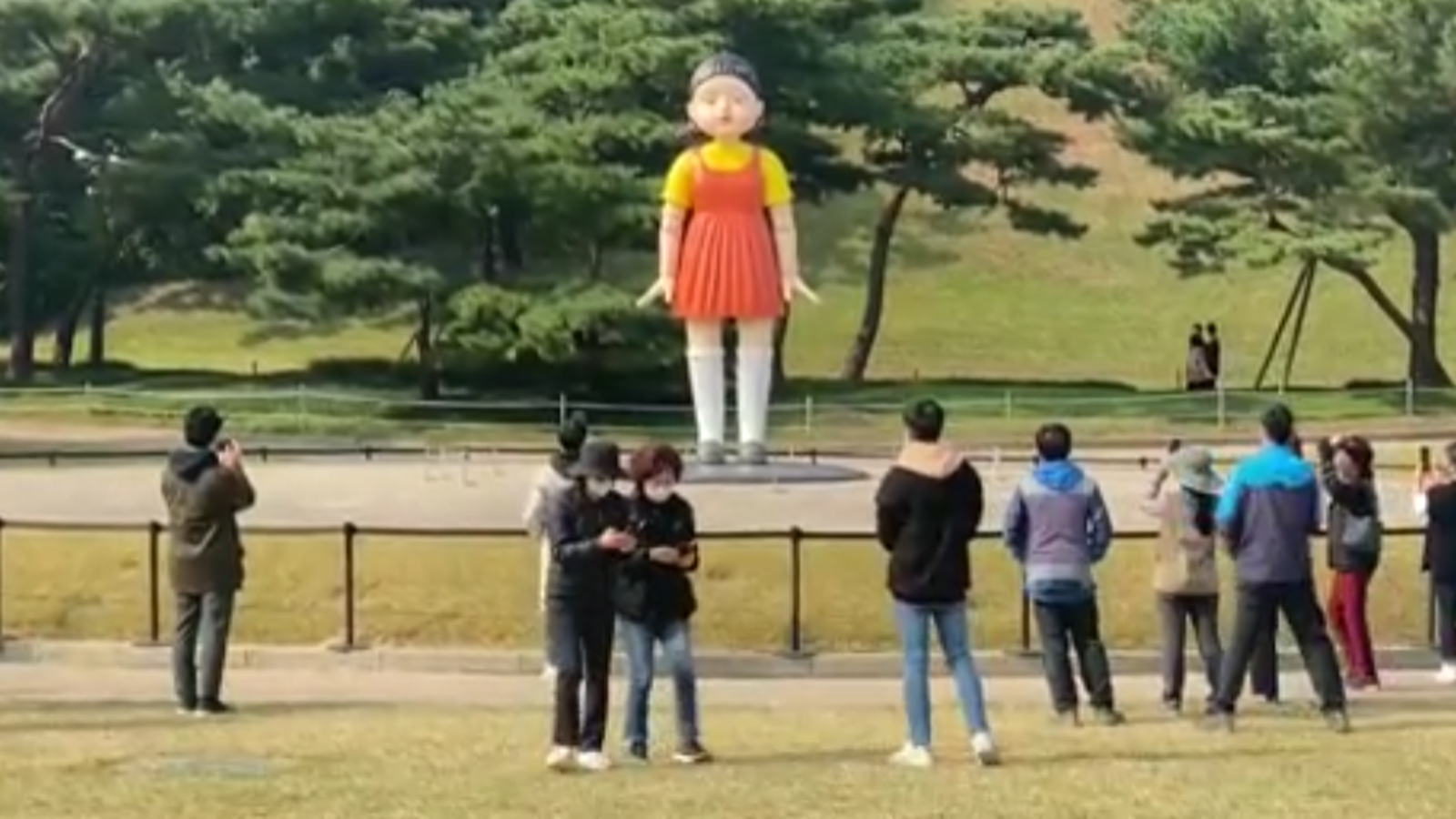 La nina de la sèrie en un parc de Seül, a Corea del Sud