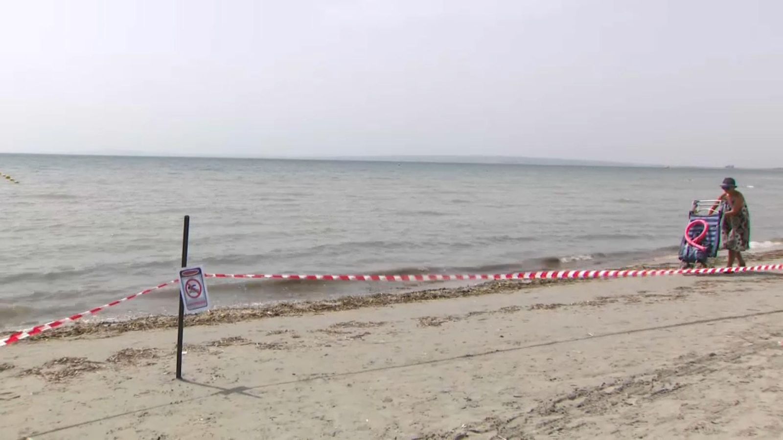 L'Ajuntament de Santa Pola ha precintat la zona amb cinta policial i cartells de “perill, bany prohibit”