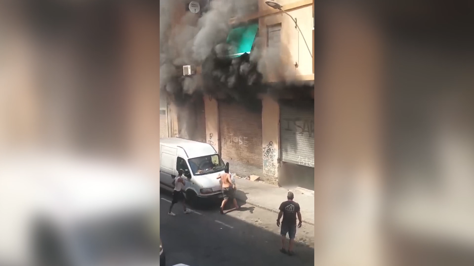 Imatges del moment en què s'inicia l'incendi de Benicalap