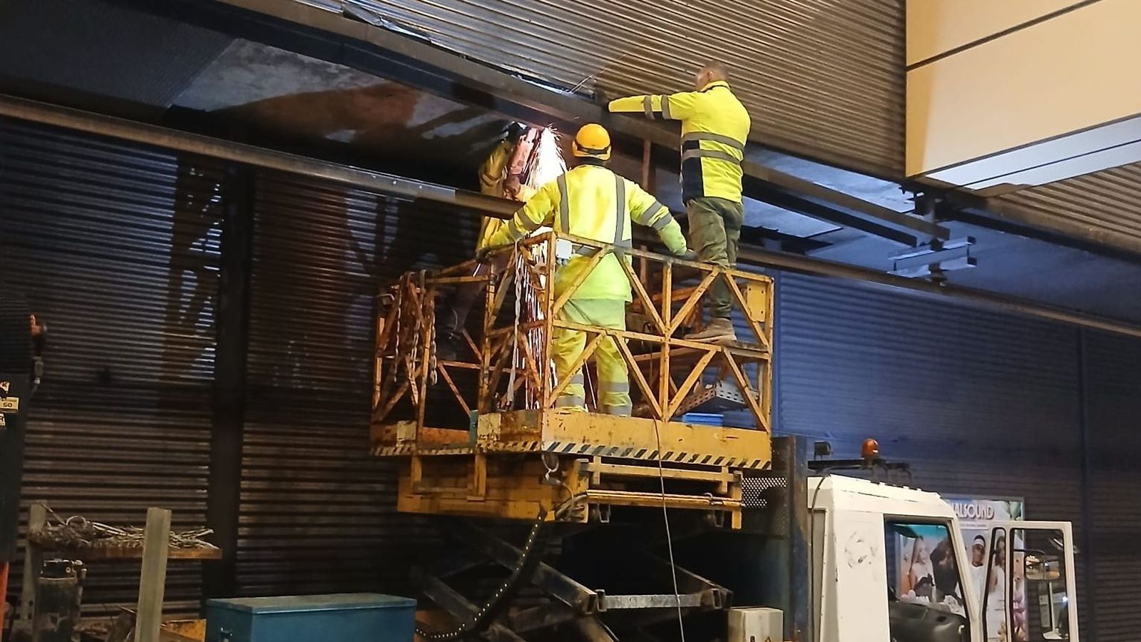 Tècnics de Metrovalencia mentre reparaven l'avaria registrada en la catenària