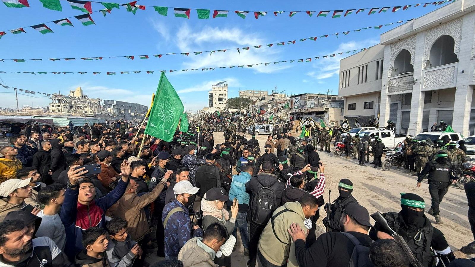 Palestins reunits a Gaza mentre milicians de Hamàs es preparen per a alliberar les ostatges israelianes