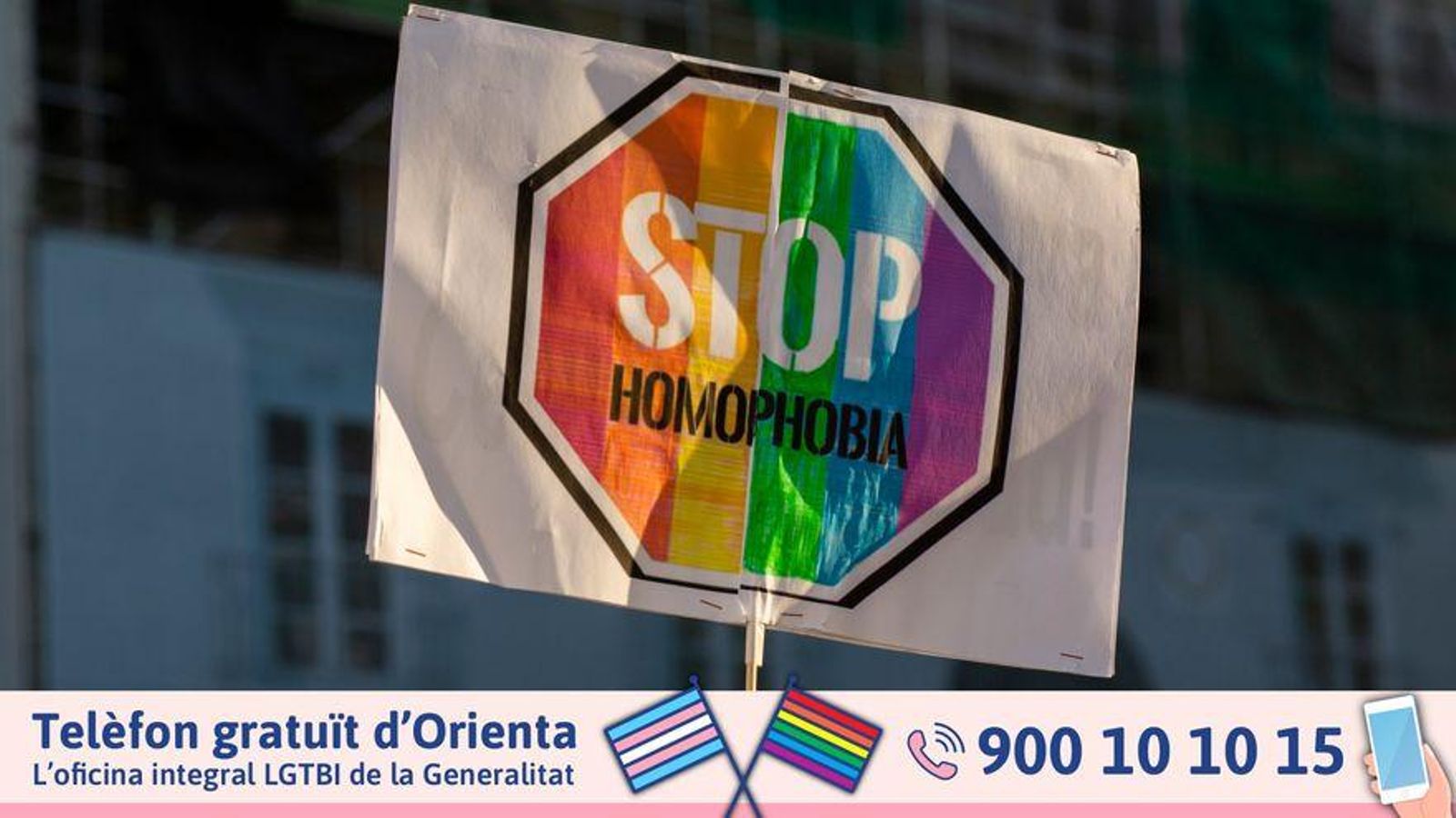Una pancarta contra l'homofòbia amb el telèfon del servei Orienta