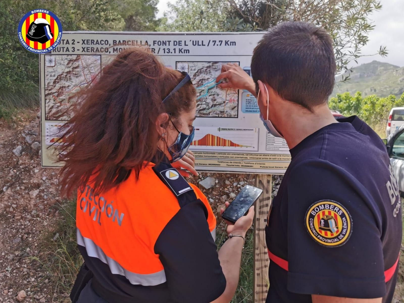 Un bomber i una membre de protecció civil treballen en la búsqueda del desaparegut
