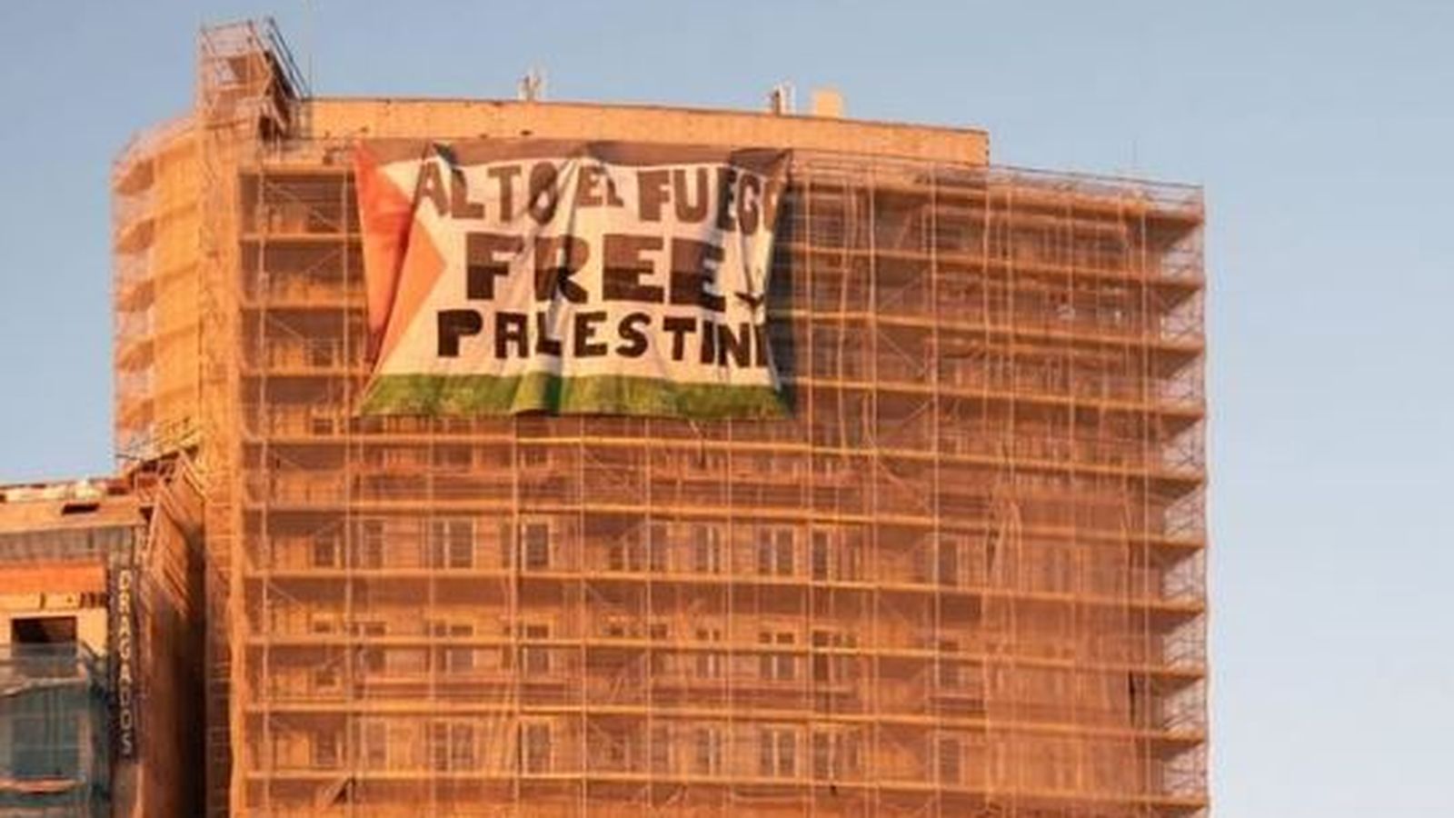 Pancarta a l'edifici de Campanar este dissabte al matí