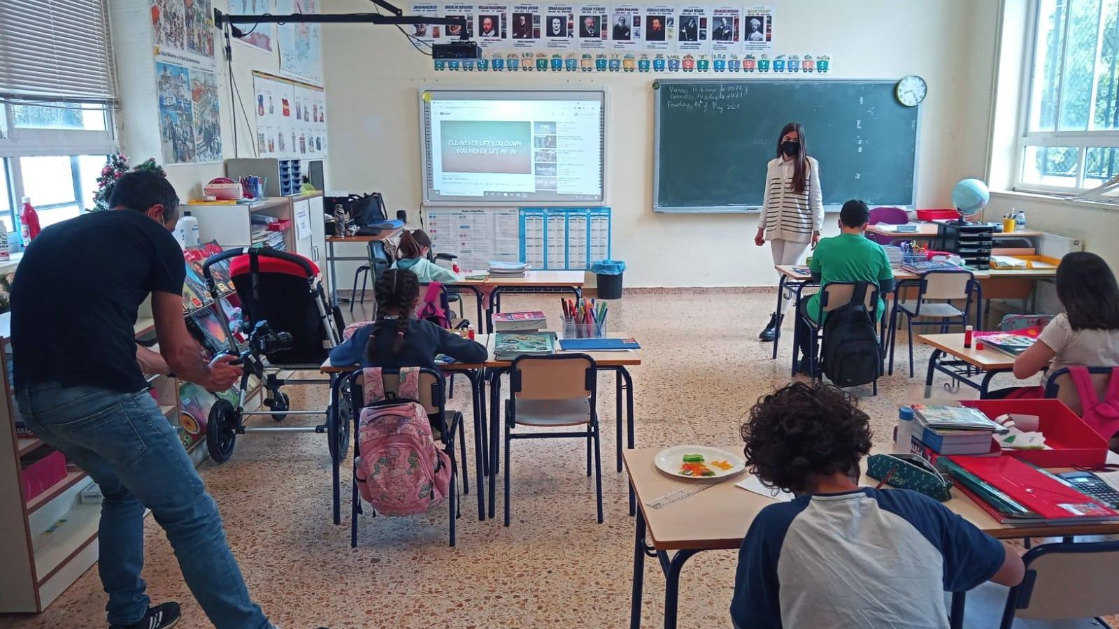 Cinc alumnes de diferents cursos comparteixen les classes de primària