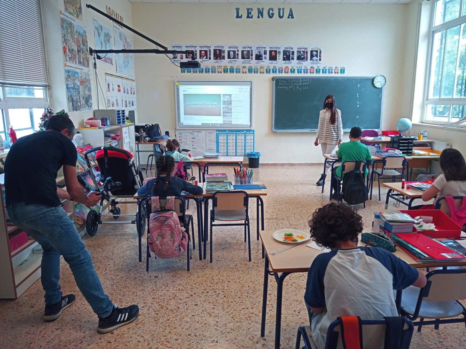 Cinc alumnes de diferents cursos comparteixen les classes de primària