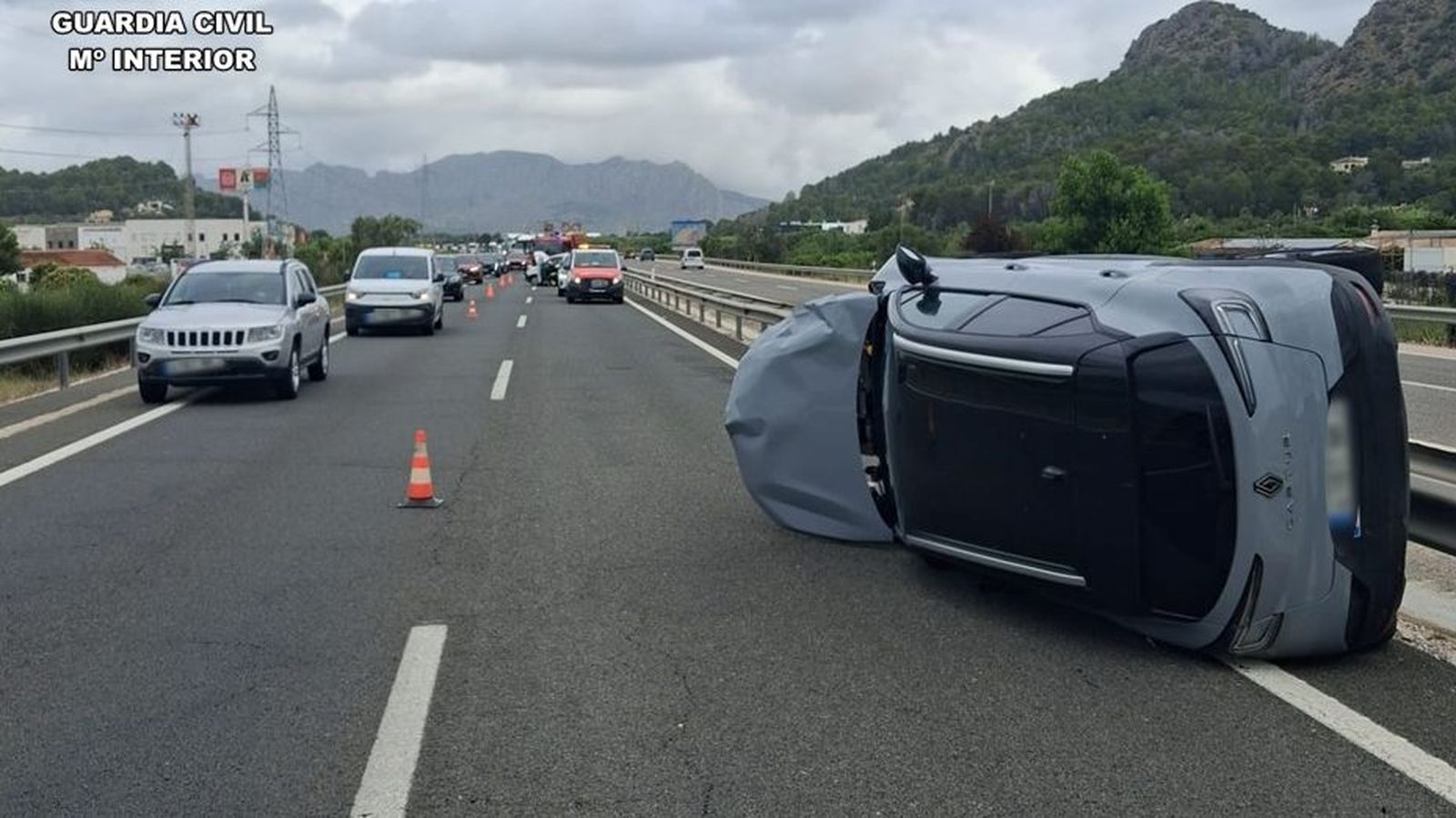 Estat en què va quedar un dels turismes implicats en l'accident que va tindre lloc a l'AP-7 a Pedreguer