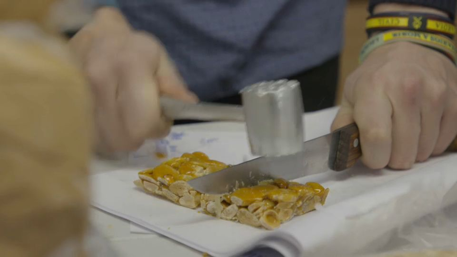 Un venedor trenca torró dur