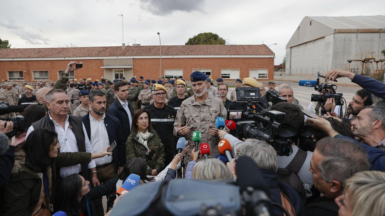 El rei Felip VI i la ministra de Defensa, Margarita Robles, atenen els mitjans durant la seua visita a la base militar Jaume I de Bétera