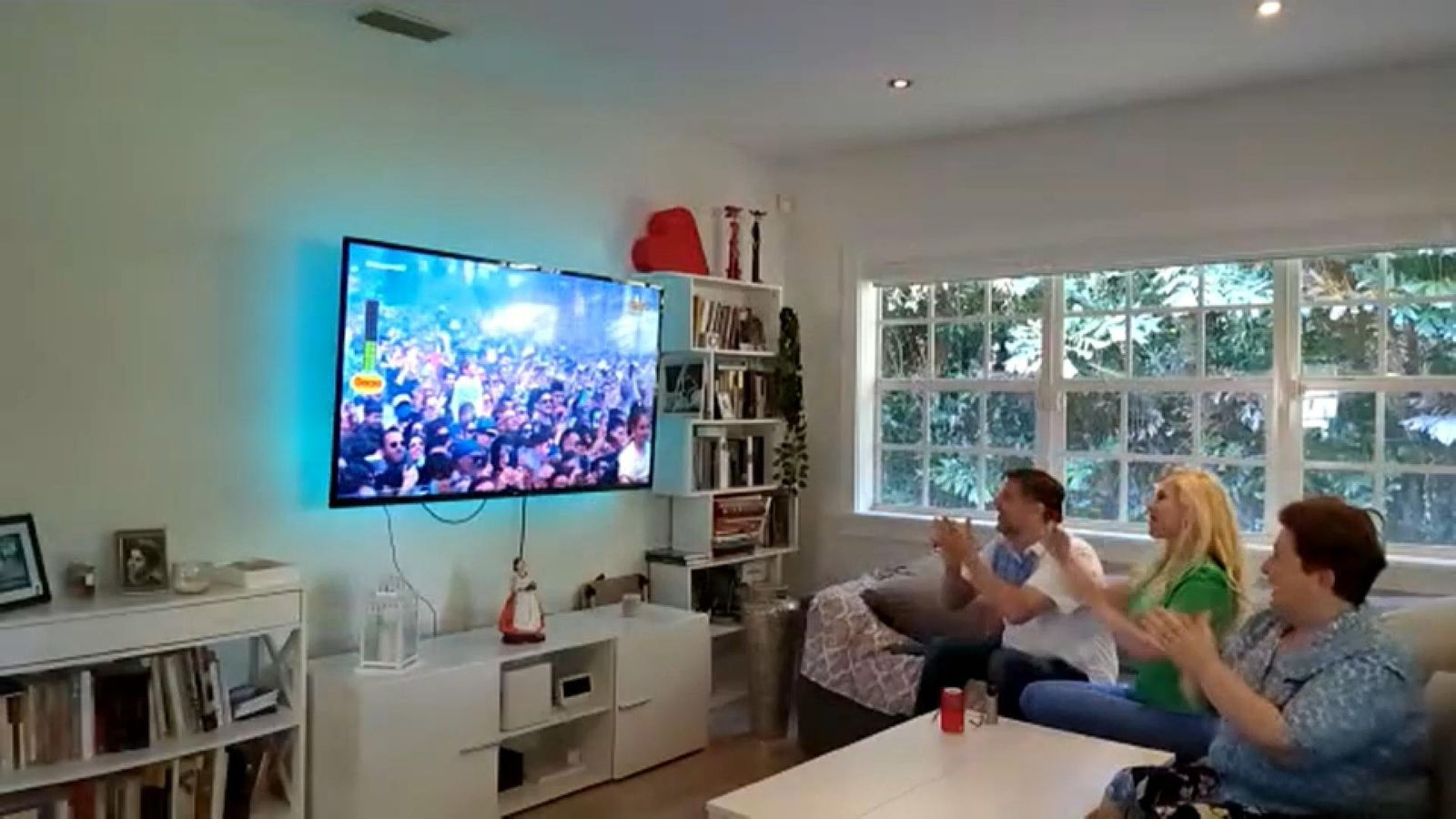 Alejandro Rodríguez i família veuen les mascletaes a través d'À Punt NTC