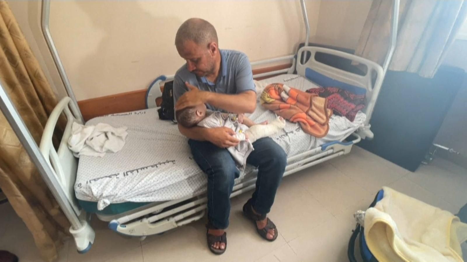 Mohammad al-Hadidi acarona a l'hospital el seu bebé Omar, l'únic dels cinc fills que ha sobreviscut al bombardeig