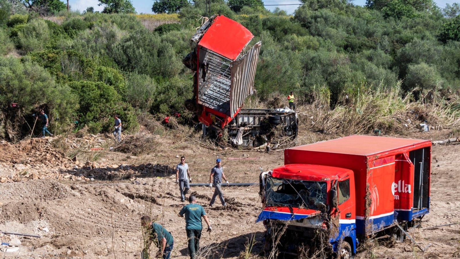 El dissabte es va rastrejar, sense èxit, una àrea del torrent on s’amuntegaven quatre camions, nou cotxes i dues motos.