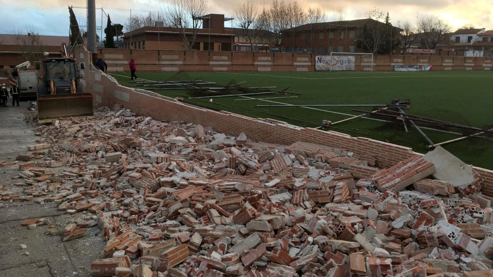 Muro d'un camp de futbol en Navalcarnero (Madrid)