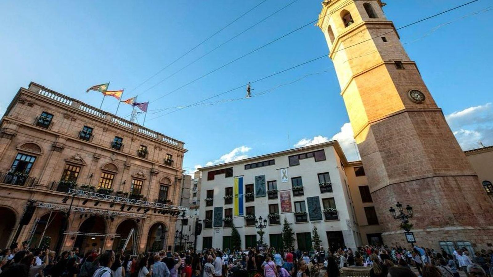 La companyia belga Lyapunov ha sorprés als espectadors amb 'Sky Explorer' a la plaça Major