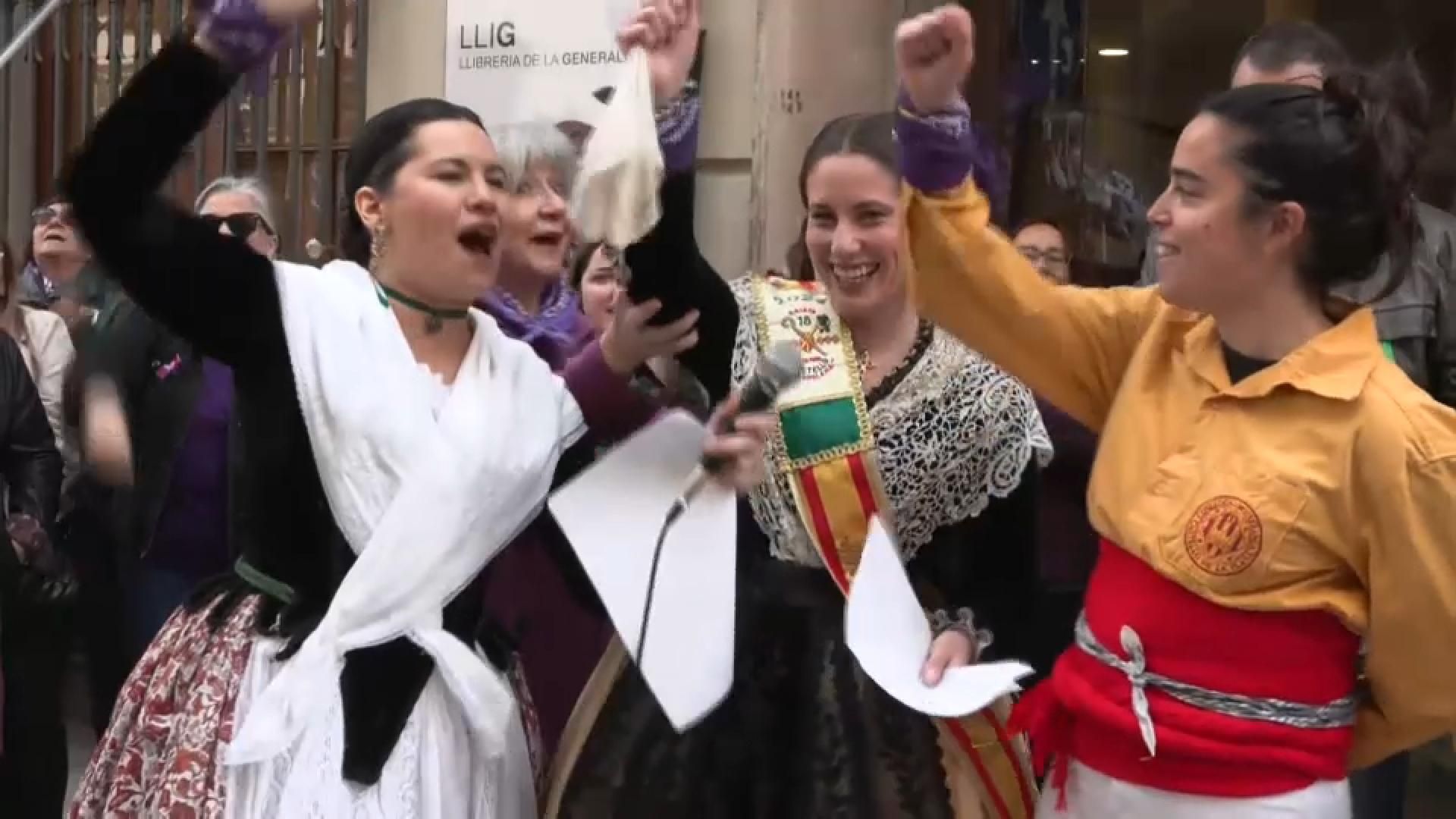 Tres representants de les entitats culturals i festives de Castelló han llegit el manifest del 8-M en finalitzar la marxa Tres representants de les entitats culturals i festives de Castelló han llegit el manifest del 8-M en finalitzar la marxa