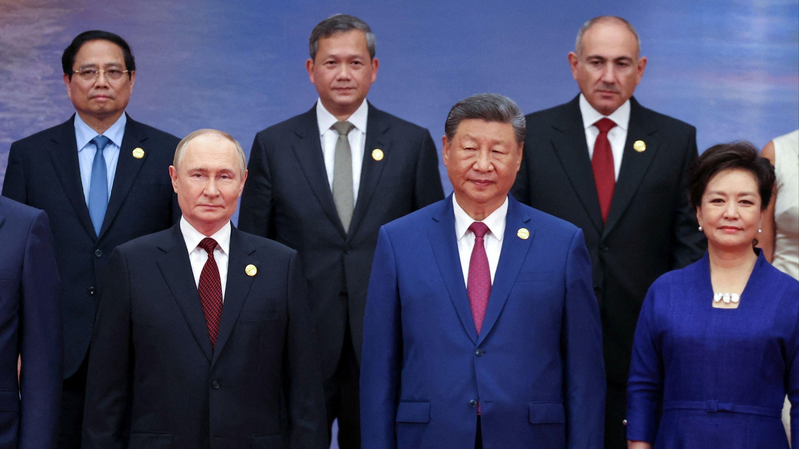 El president xinés, Xi Jinping, i el rus, Vladimir Putin, entre la resta de líders asiàtics, en la cimera de l'OCS a Tianjin, China