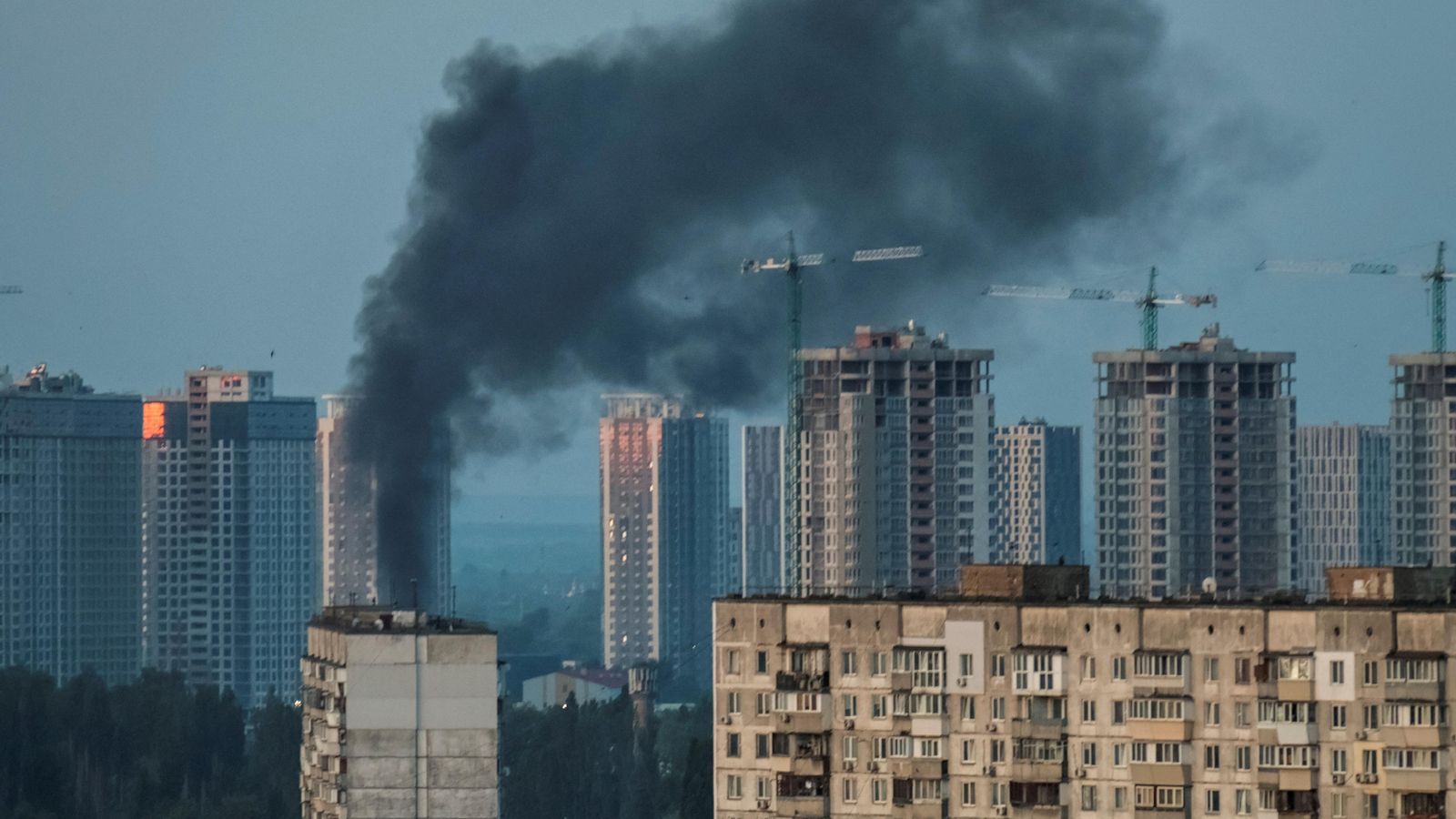 Una columna de fum a Kíiv, en la zona d'impacte d'un dels projectils