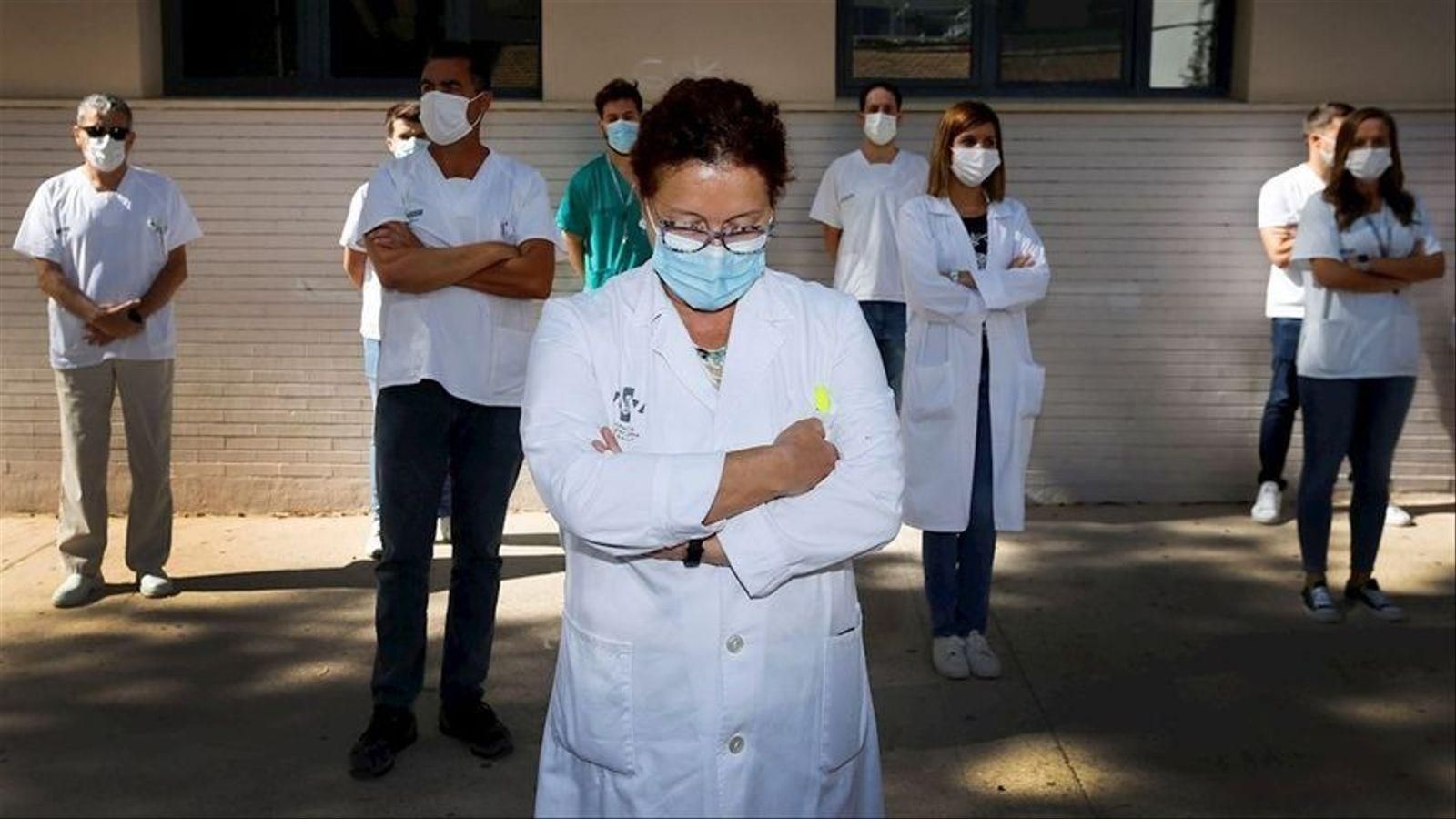 Sanitaris del centre de salut de Sant Blai a Alacant protesten a les portes del centre de salut