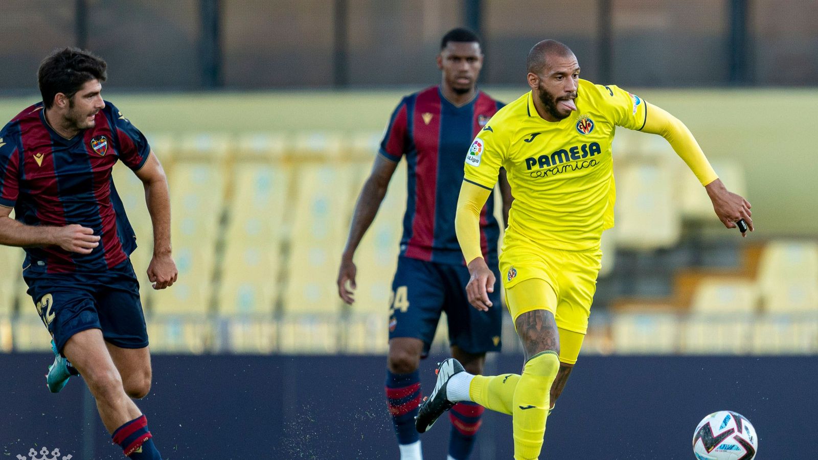 Capoue en una acció del partit