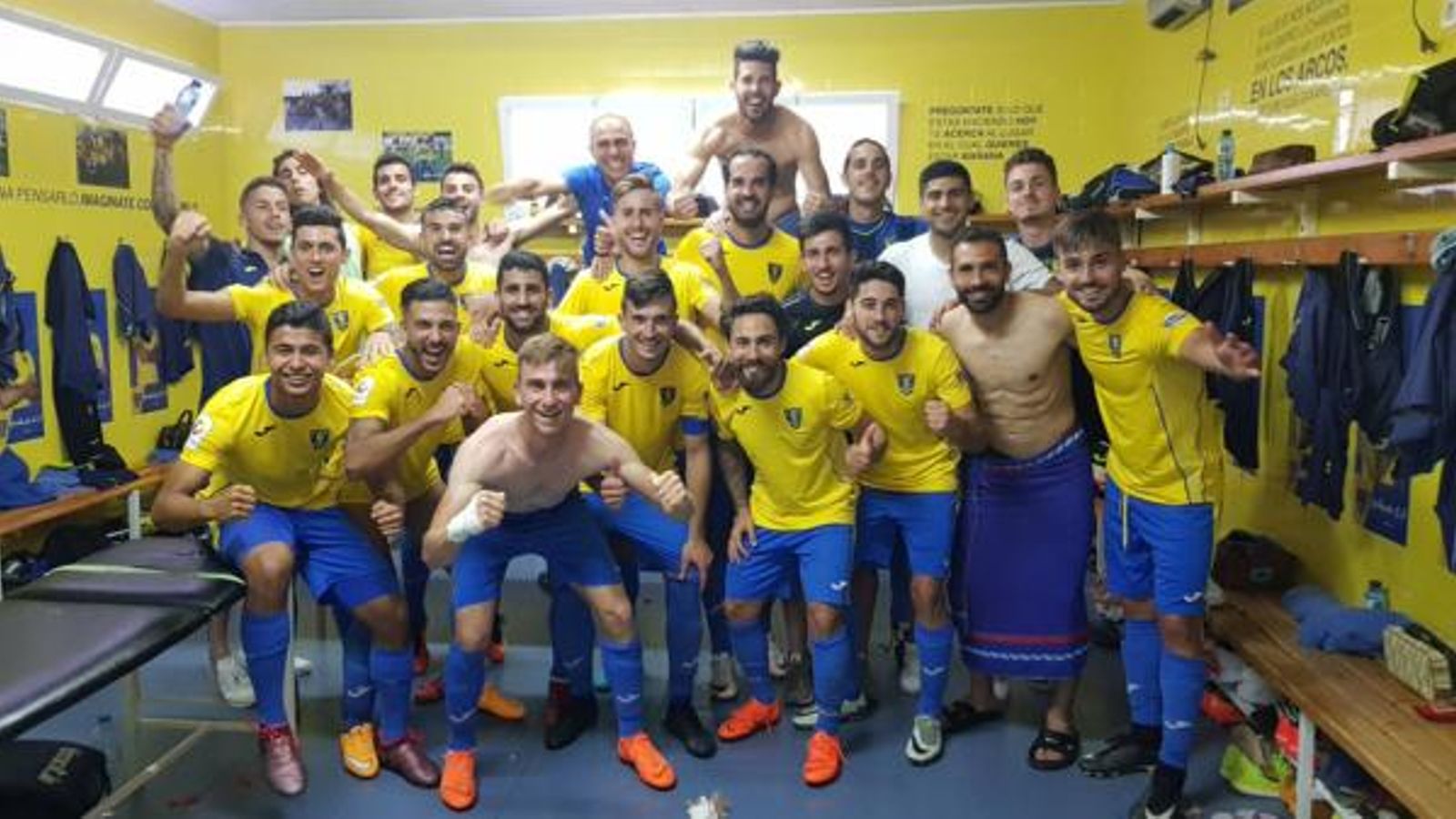 Els jugadors de l'Oriola celebren la seua classificació