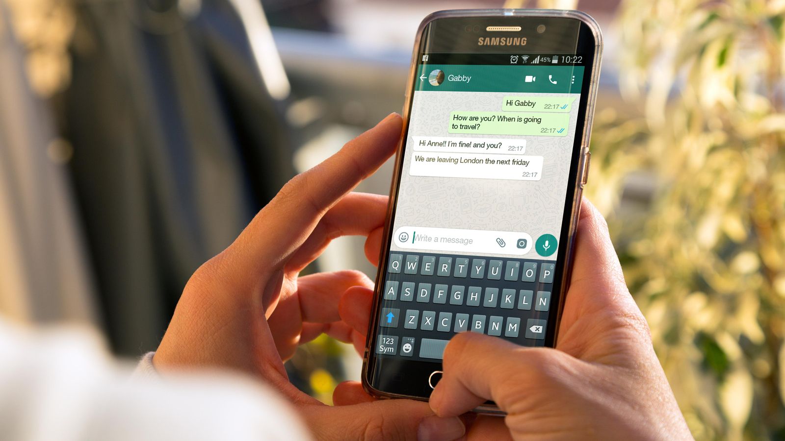 Imatge d'arxiu d'un telèfon amb una conversa de WhatsApp