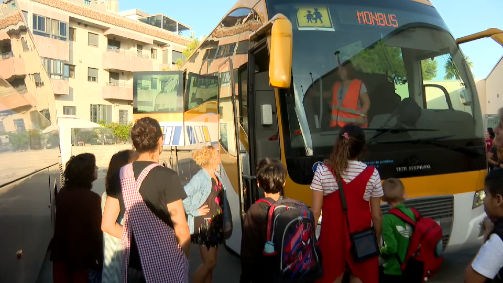 Alumnat baixa d'uns dels autobusos de Monbus