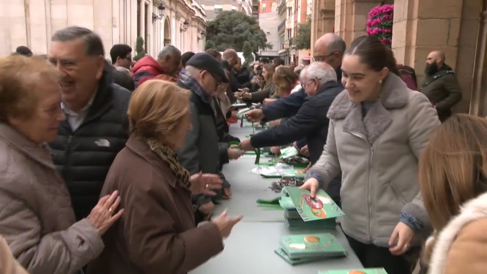 Repartiment del llibret de les festes de la Magdalena este dimarts a la plaça Major de Castelló