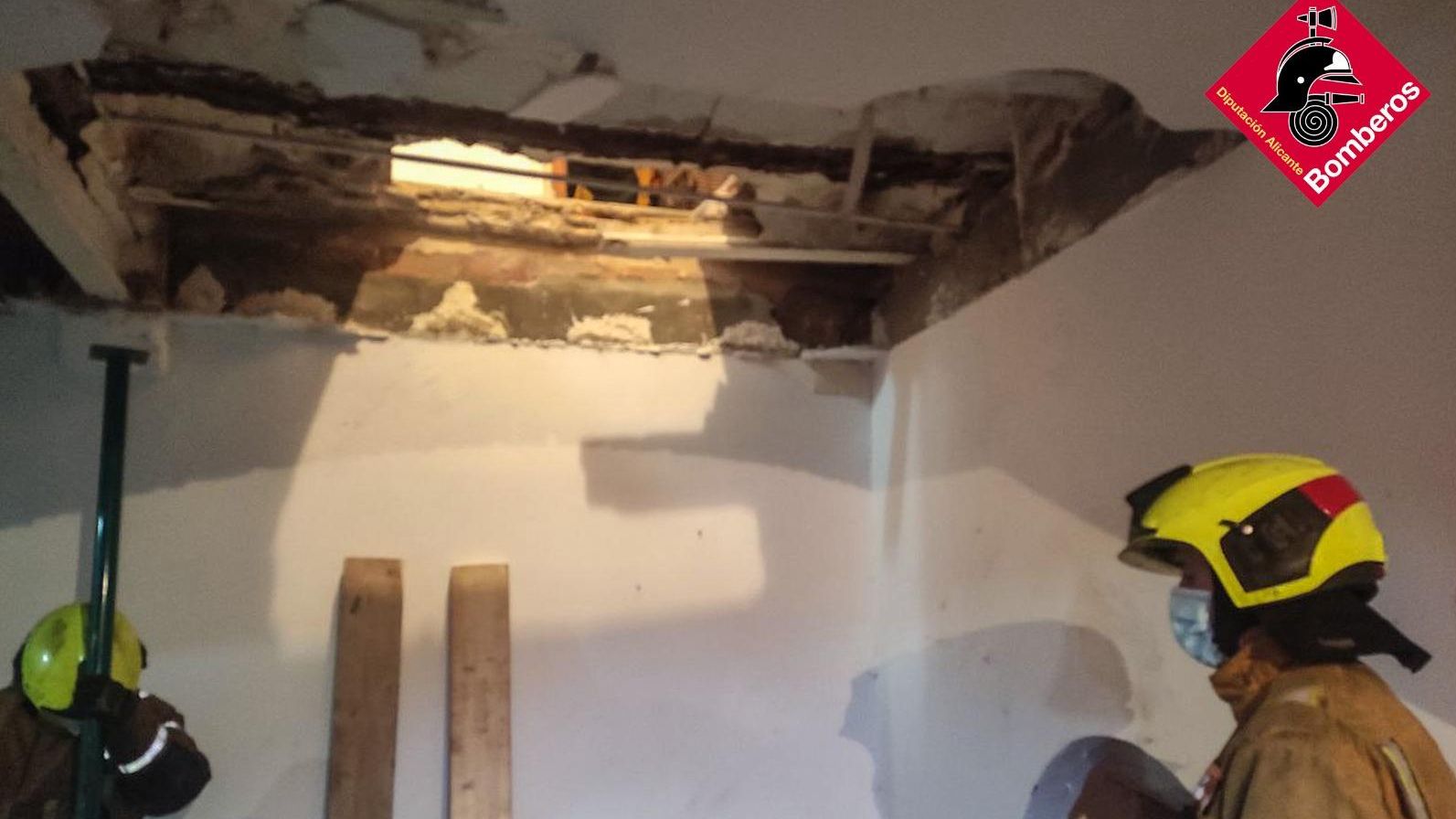 Forat que ha provocat la solsida de la vivenda vist des de la planta baixa