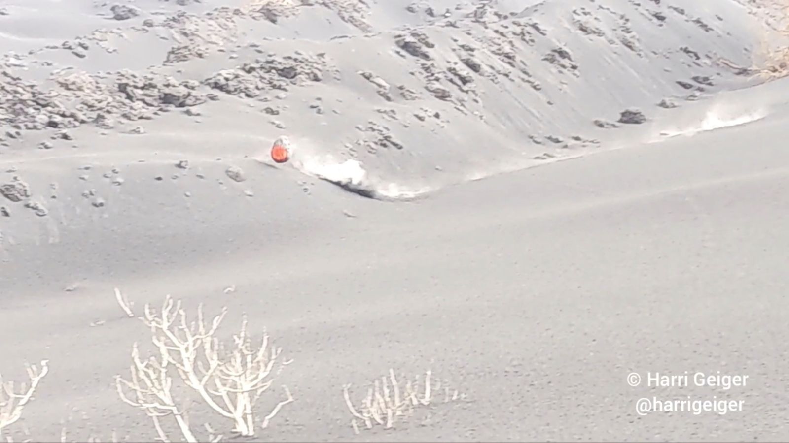 Bombes de lava llançades pel volcà conformen el nou paisatge de La Palma
